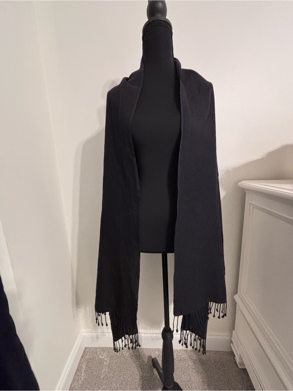 Kenneth Cole womens black 55% Pashmina Cashmere and 45% Silk tassel fringe 77x30 - Picture 3 of 7
